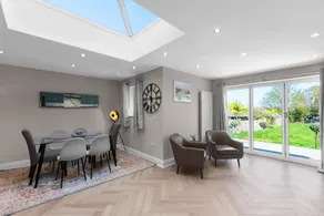 Stylish 5-Bed Surrey Home, Garden and Free Parking - Image 4