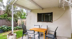 Guest ensuite room with private entrance - Image 4