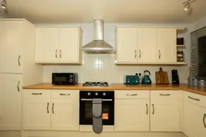 Charming and Cosy Home- Sleeps 4, Free Parking, Private Patio - Steps from Warwick Castle & Town! Perfect for Workstations, Races and Cotswolds Getaways! Book Now - Image 5