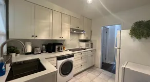 Private Room with Shared Bathroom in West-Toronto - Image 3