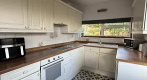 Large 4 Bed with Parking - Image 4