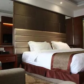 Peninsula Hotel (Zhangzhou Shuijinggou Pedestrian Street) - Image 2