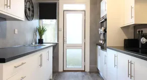 Deluxe 3 Bed, Sleeps 8, Free Parking, Edinurgh - Image 3