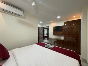 Hotel Ultra Stay - Image 2