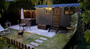 Shepherds Hut with Hot Tub - Image 3