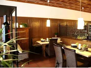 Hotel & Weinhaus Zum Schwarzen Bären - Image 3