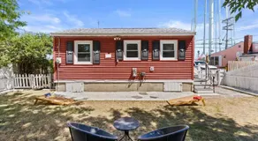 The Salty Dog Pet Friendly Private Yard - Image 4