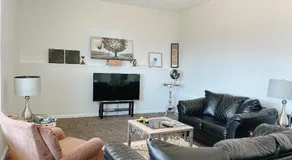 Peaceful and Spacious Lake View - Image 2
