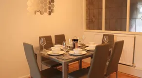 Lovely staycation with family FREE Parking & WiFi - Image 5