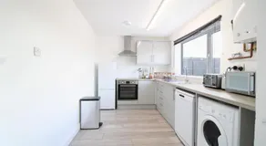 Virexxa Aylesbury Centre - Deluxe Suite - 3Bed House with Free Parking - Image 3