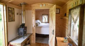 Honeysuckle Shepherds Hut at Blean Bees Eco Glamping - Image 2