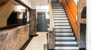 Apartamento moderno num edifício histórico, com cozinha privativa e casa de banho. - Image 2