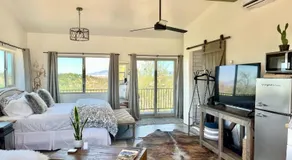 Eagles Nest Casita Luxury king memory foam bed feather pillows & duvet Amazing views, private balcony, Great location & Dog friendly - Image 2