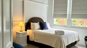 Grand Old Crow Hotel - Image 2