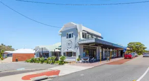 Coastal convenience! Walk to the shops & cafes... - Image 2