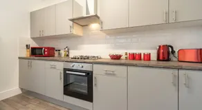 WGcDDE Large 3 Bedroom House - Close to MKM Stadium & A63 - Garden - Image 4