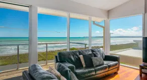 124 Surfers Pde - BYO Linen Beachfront - Image 3