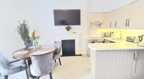 Spacious 3 bed flat near the sea with parking - Image 5