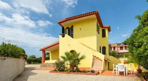 Villa with garden - Image 4