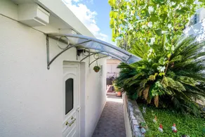 Indy's Beach Apartments - Image 4