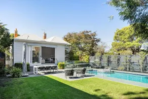 Brighton Melbourne Family Home  w/ Pool - Image 3