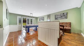 Spacious Coastal Accommodation with Games Room - Sleeps 10 - Image 4