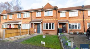 Camberley Spacious and Comfy 3 Bedroom Home, Next to Frimley Hospital with Parking - Image 4