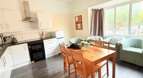 Large 4 Bedroom Sleeps 8, Spacious Apartment for Contractors and Holidays near Bedford Centre - 1 FREE PARKING SPACE & FREE WIFI - Image 5