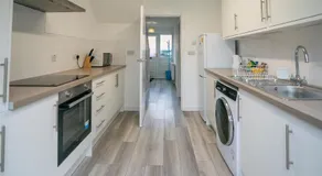 Dunstable 3-Bed House Sleeps 6 Driveway Parking Near Town Centre & Transport Links Close to Whipsnade Zoo Ideal for Families & Contractors - Image 2