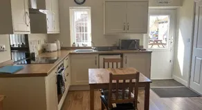 One bedroom barn with free parking - Image 2