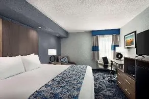 Quality Inn Shawnee North I-40 - Image 4