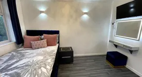 Chic 2 Bedroom Flat - Image 2