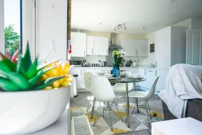 Family-Friendly 2BR/2BA with WiFi & Parking - Image 2