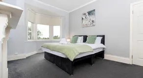 Charming and comfortable property by Our Home Short Stays very spacious with super fast WiFi close to the Metro Centre and Newcastle City Centre - Image 2