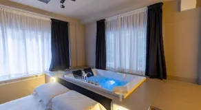 Maximum Exclusive Suite & Spa - Image 5