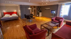 F2 Hotel - Image 2