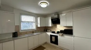 Spacious 4 bedroom apartment 5 minutes walk to train and shops which is perfect for families and groups - Image 4