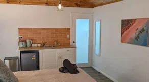 Coastal Studio - 10 min Walk to Surf & Sand - Image 3
