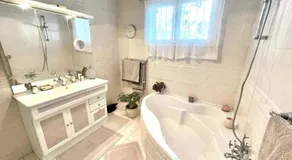 Chambre dans villa avec SDB WC et piscine privée - Image 2