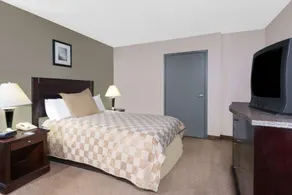 Howard Johnson by Wyndham Cleveland Airport - Image 2