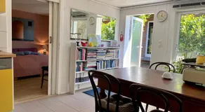 HAUS MIT KUNST ZWISCHEN WALD UND SEE - Image 4