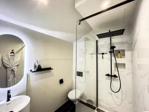 Suite Rouge baiser avec Jacuzzi privatif - LoveRoom Insolite - Image 4