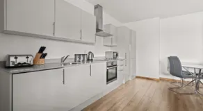 The Quadrant Apartments - Free Parking - Near M4 J16 - By Hamilton Grace - Image 3