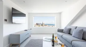 VITAMYN SEA, 4 bedroom house, Sleeps 8, 6 beds, Sea views, 5 min walk to harbour and beaches - Image 2