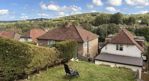 Caterham 3 Bed House, Free on street Parking - Image 3