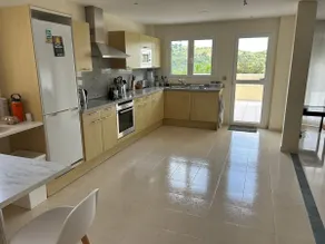 Appartement avec barbecue, jardin et piscine | Vue jardin - Image 5