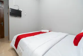 RedDoorz near RS Sari Asih Cipondoh - Image 4