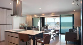 Stylish Apt. w/ Rooftop, Infinity Pool & Sea View - Image 2