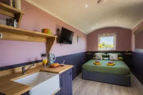 Hares Hideaway shepherds hut - Image 2