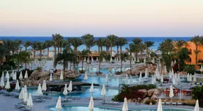 Apartamento con jardín, barbacoa y piscina | Vistas al jardín - Image 2